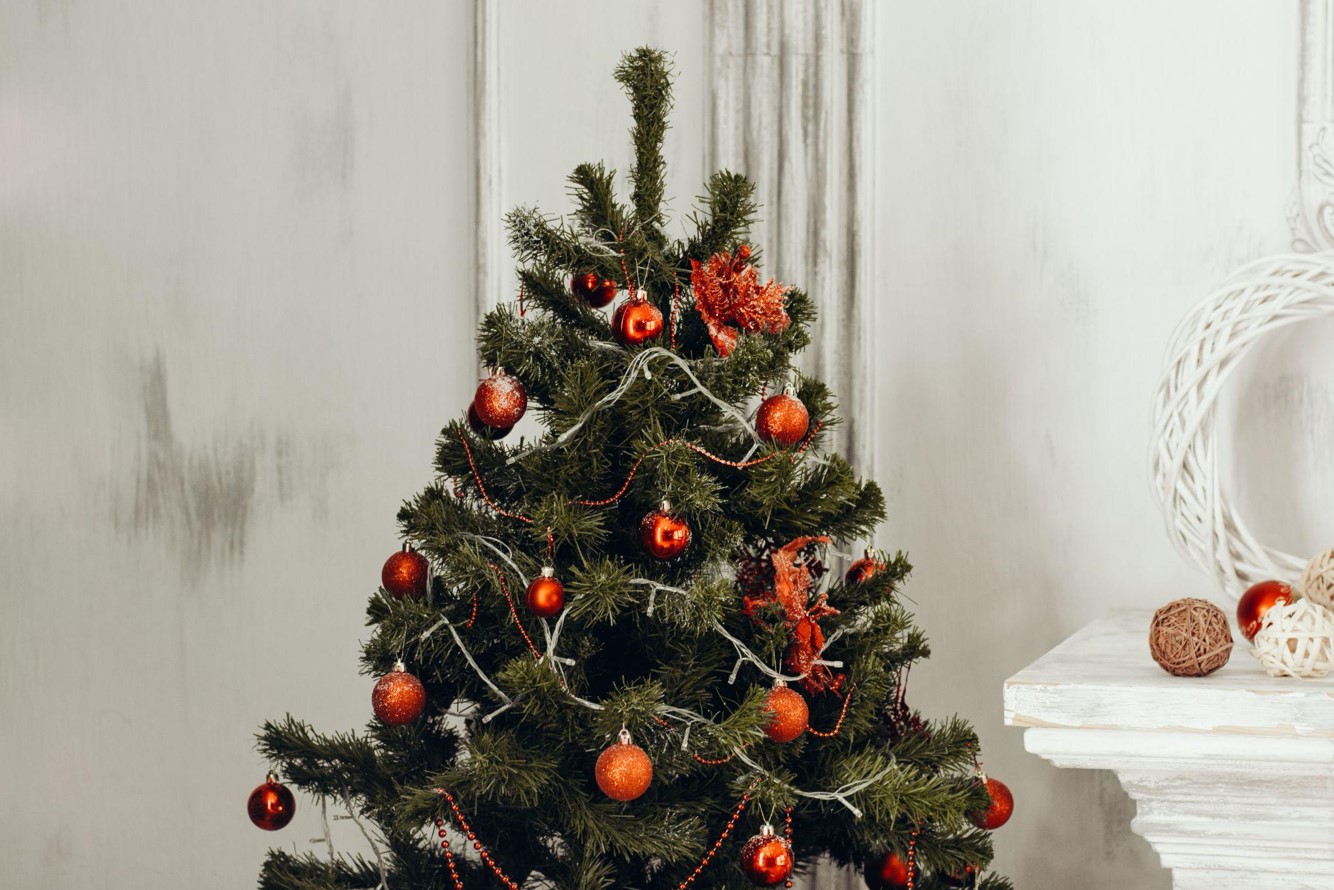 Picking the Perfect Christmas Tree for a 9-Foot Ceiling